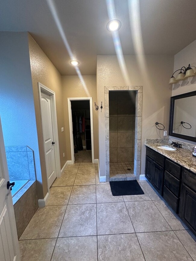 Building Photo - Stunning 4 Bed 2 Bath Home! Parkview Schoo...
