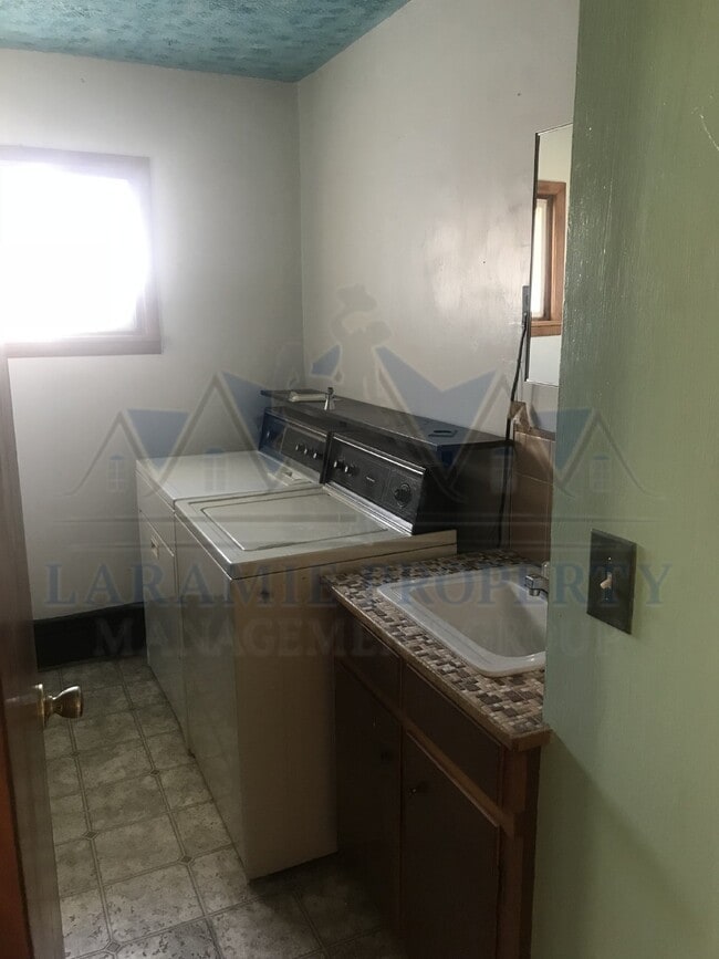 Building Photo - 2 bed 1 bath apartment