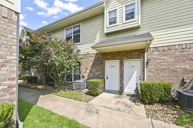 Building Photo - 1520 Sherwood Forest St