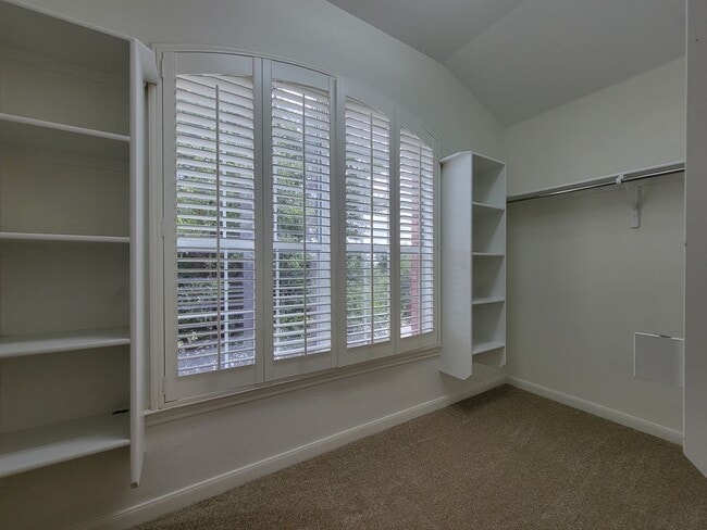 Building Photo - Charming & Spacious 4/BR 3/BR Home – Pet F...