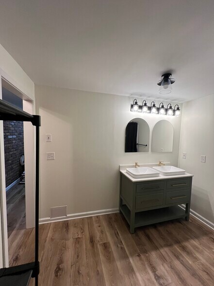 Building Photo - 2210 Shamrock Dr