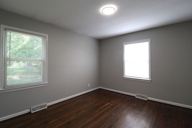 Building Photo - 2 Bedroom 1 Bath Home in Roeland Park