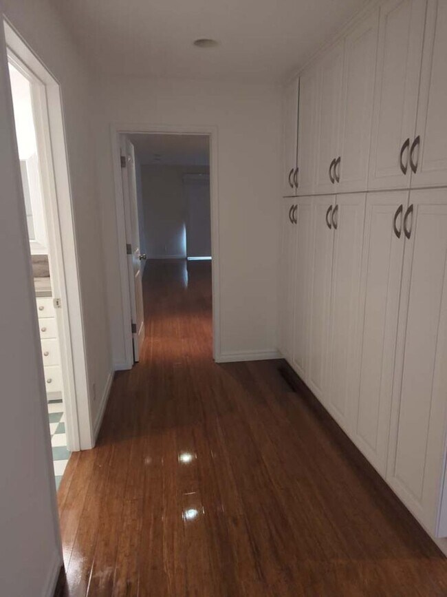 Building Photo - Gorgeous 3 bed 2.5 bath home with stunning Ocean Views and lots of natural light, in the highly s...
