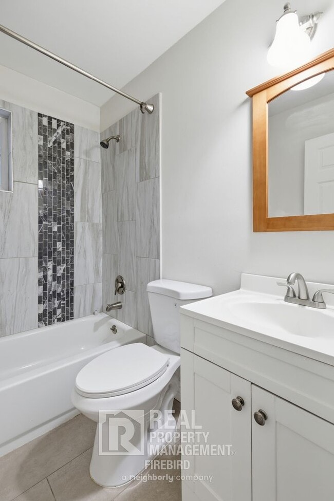 Building Photo - 1901 N 48th Pl