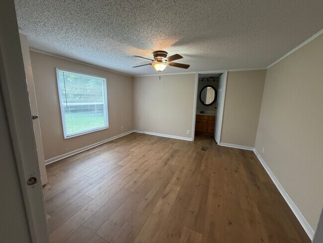 Building Photo - Semi-Country Living