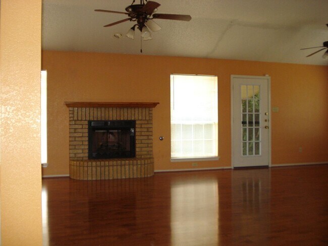 Building Photo - 2405 Creek Dr