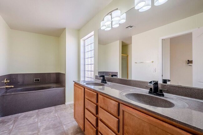 Building Photo - Bright & Spacious 3-Bed Oasis with Pool in...