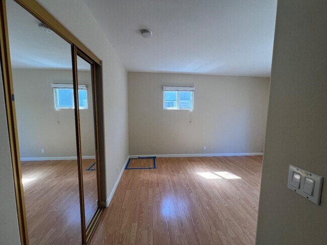 Building Photo - 273 Staples Ave