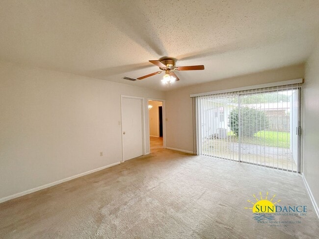 Building Photo - 11 Oak Ln