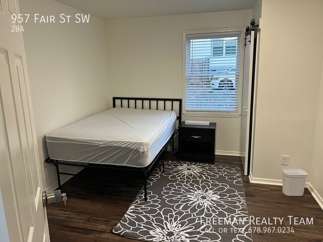 Building Photo - Newly Renovated Shared Student House Near ...