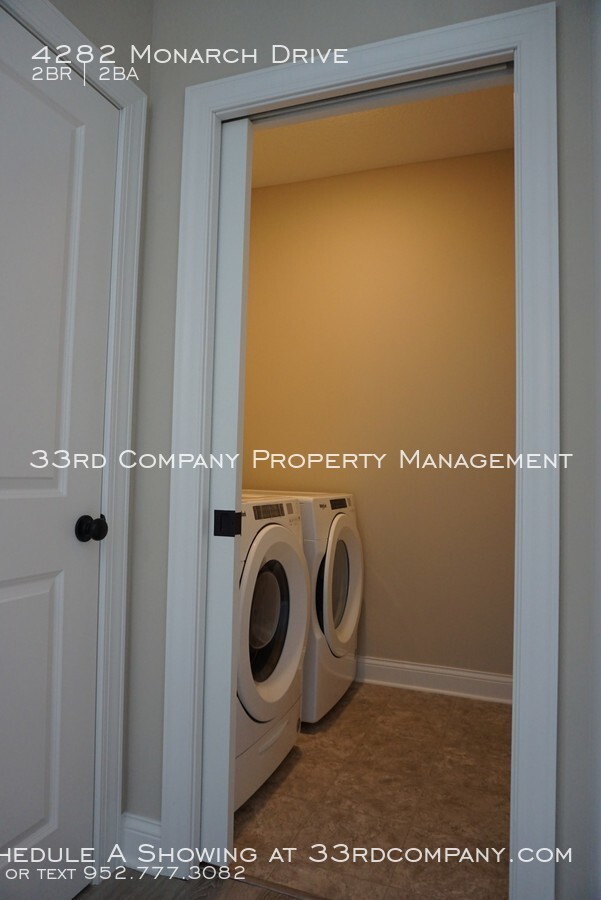 Building Photo - Easy Living, One-Level Woodbury Villa!
