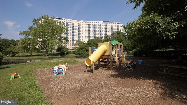 Building Photo - 10401 Grosvenor Pl