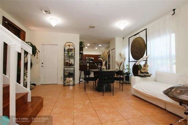Building Photo - 1305 N 30th Ct