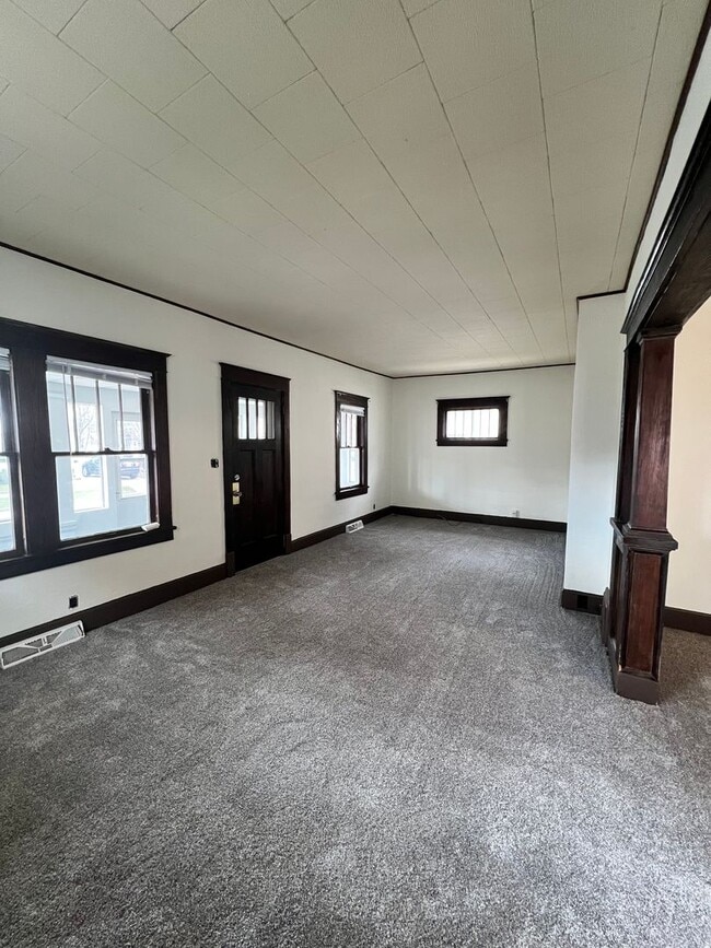 Building Photo - 2-Bedroom 1-Bathroom Single Family Home