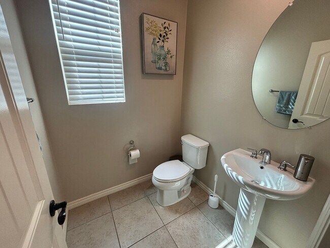 Building Photo - 4-Bedroom Home with Solar, Loft, and Gated Community Amenities in Valencia!