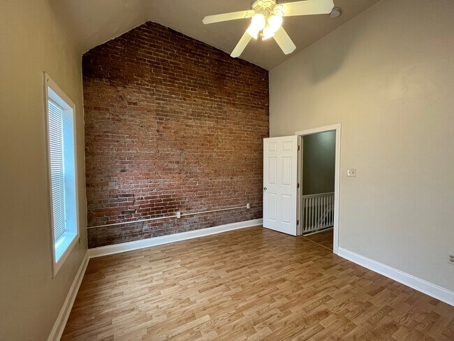 Building Photo - 350 Ophelia St