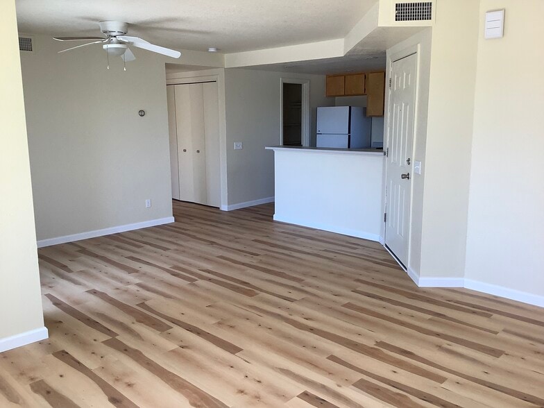 Building Photo - 604 N Bagby Dr