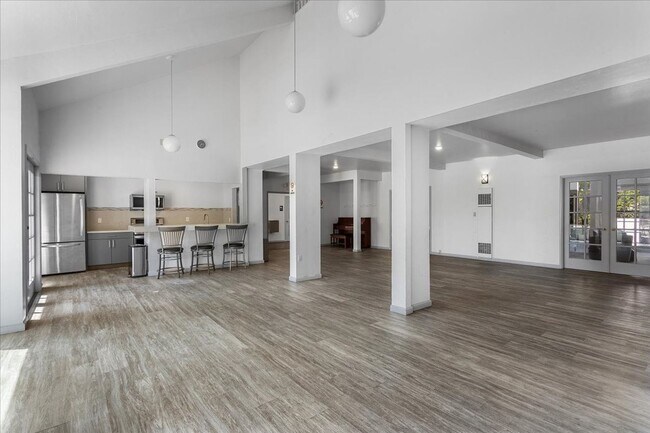 Building Photo - 2101 Shoreline Dr