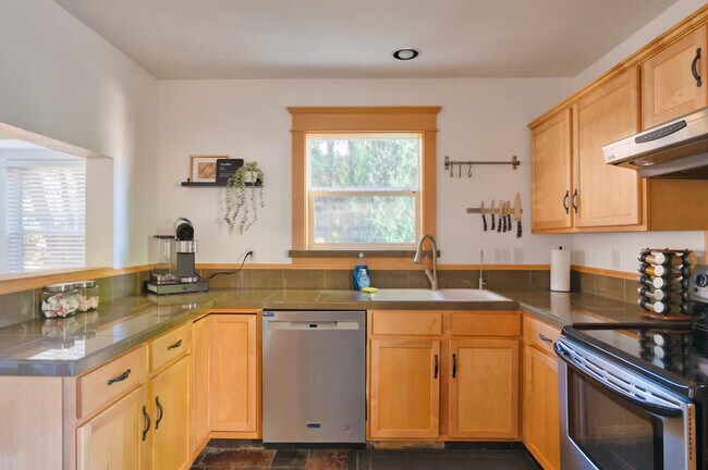 Building Photo - 5040 NE 18th Ave