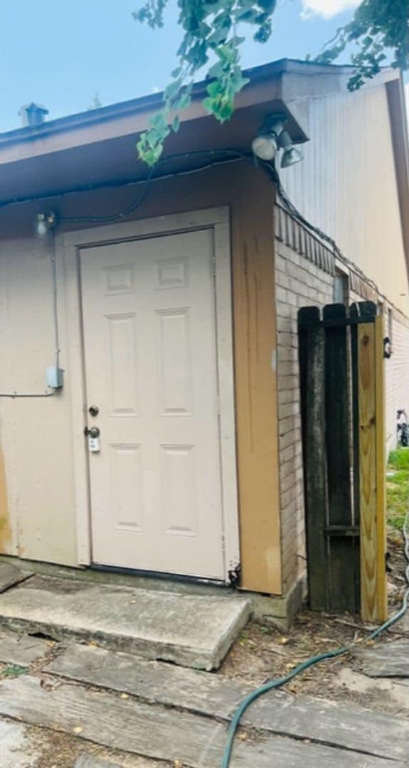 Building Photo - EFFICIENCY UNIT WITH TILE FLOORING THROUGHOUT