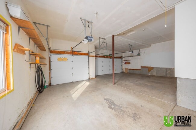 Building Photo - Spacious 4 bedroom and 3 bathroom house fo...