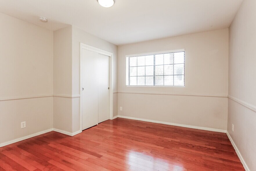 Building Photo - 1226 W Seashore Dr