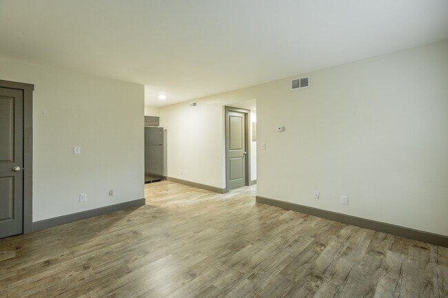 Building Photo - Parkwood Apartments