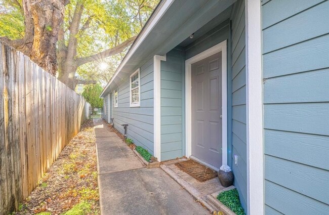 Primary Photo - 305 N Ennis St