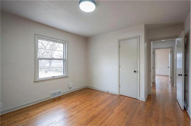 Building Photo - 7405 Glenwood Ln