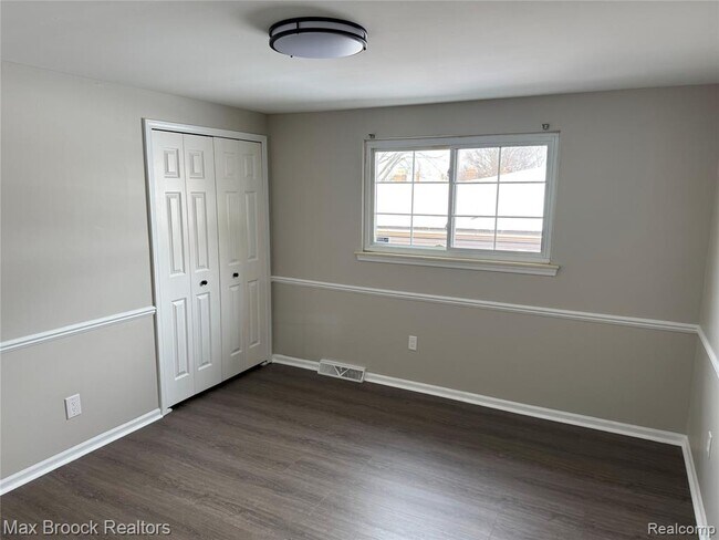 Building Photo - 38527 Claremont Dr