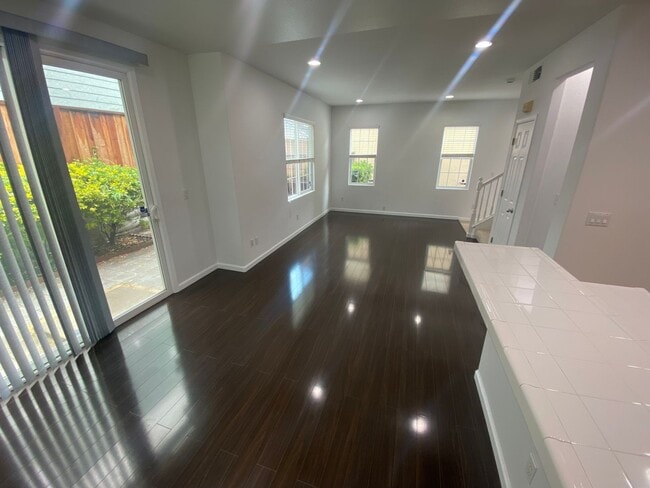 Building Photo - Beautiful & Spacious 3 Bedroom, 2.5 Bathroom Hayward Home – Prime Residential Location W Laundry,...