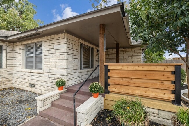 Building Photo - 1719 W 23rd St