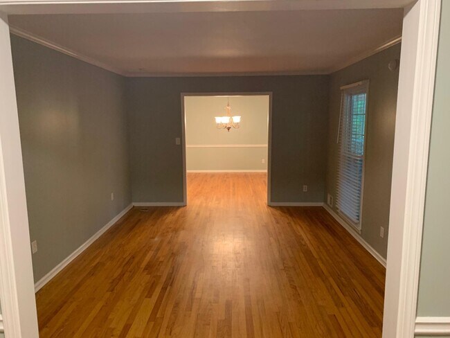 Building Photo - 350 Hollyberry Dr