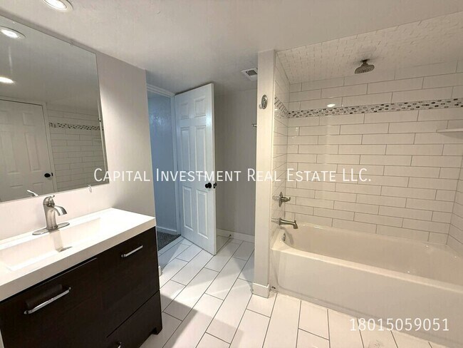 Building Photo - 1386 S 900 W