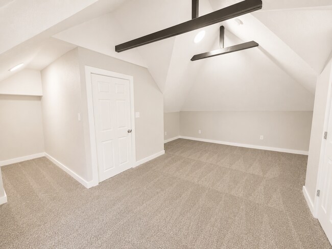 Building Photo - Spacious 6-Bedroom, 4-Bath Home with Plenty of Living Space