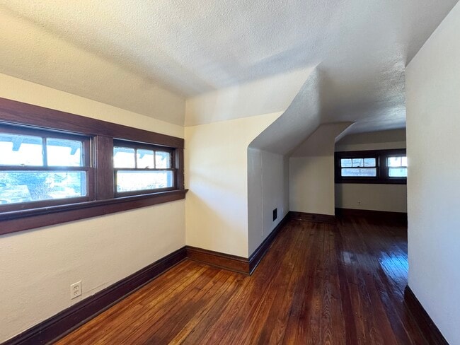 Building Photo - 811 E 39th St