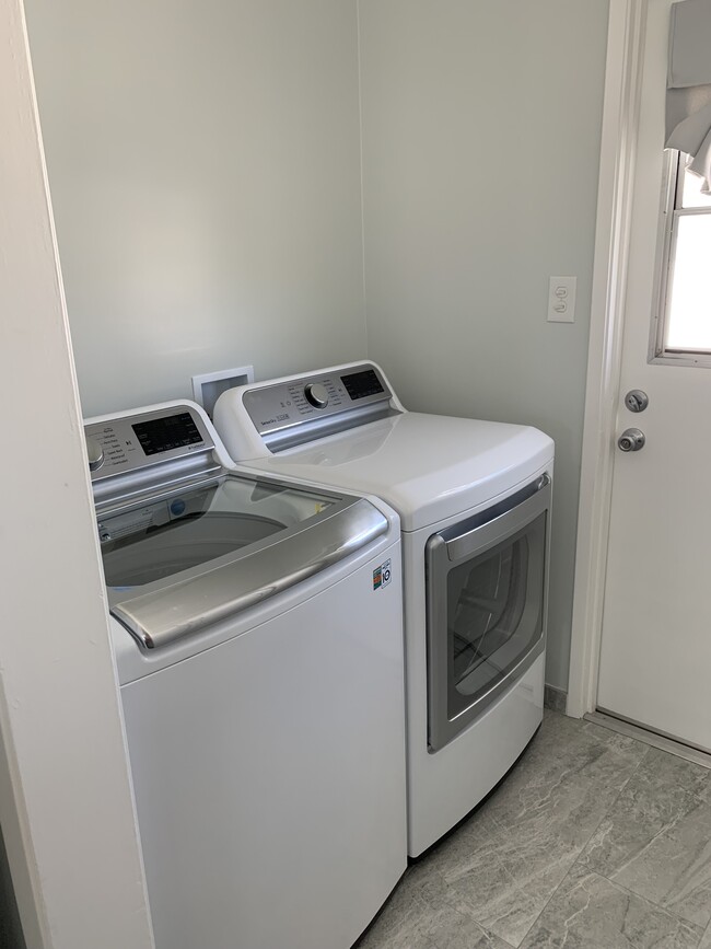 Laundry Room - 3932 Walgrove Ave