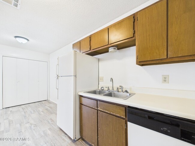 Building Photo - 208 Vieux Orleans Cir