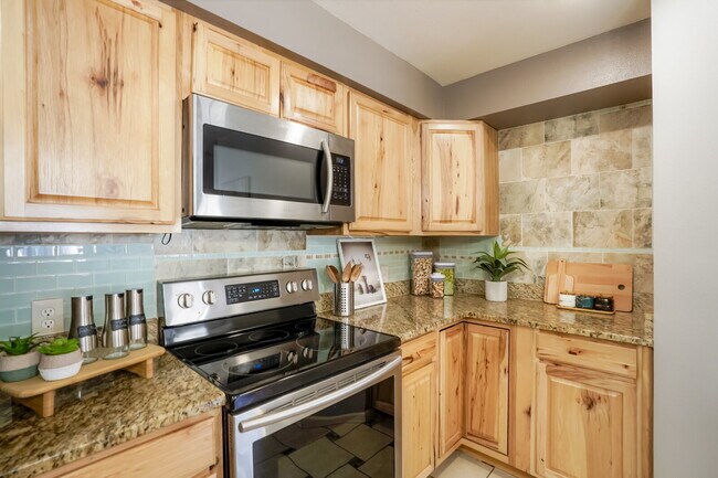 Building Photo - 2 Bedroom/2 Bathroom Condo - Aurora