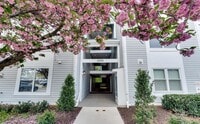 Building Photo - Beautiful 3BR 2BA condo located in the Decoverly neighborhood of Rockville