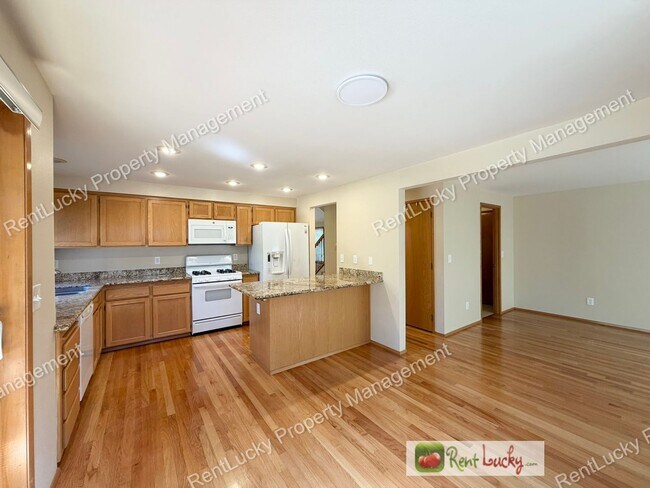 Building Photo - GORGEOUS 3 Bedroom Home in NE Tacoma! Spacious Yard, Beautiful Kitchen, and More!