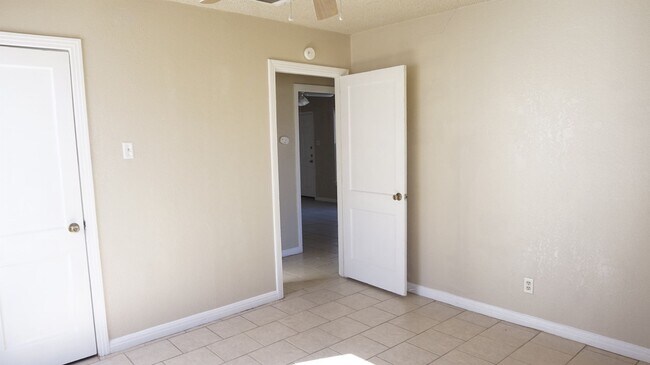 Building Photo - 912-912 Williamson Dr