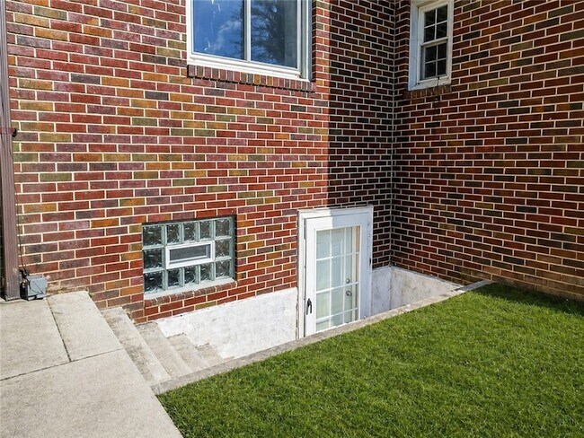 Building Photo - 1060 S Hermitage Rd