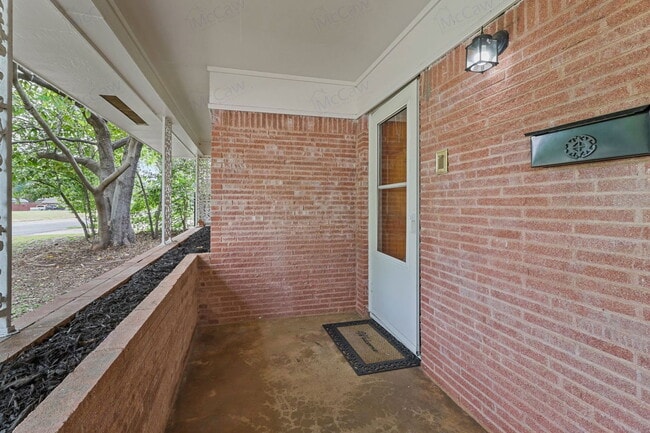 Building Photo - 1618 University Dr