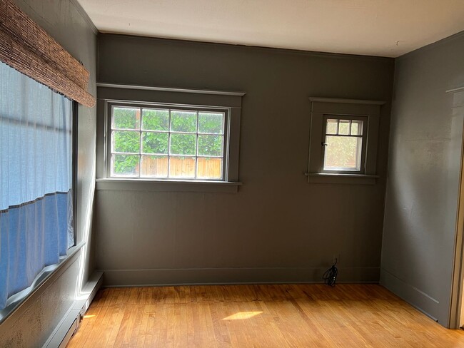 Building Photo - Beautifully updated 1 bedroom 1 bathroom d...