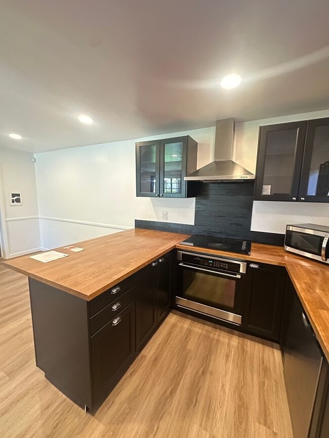 Building Photo - Spacious 3BR/2.5BA updated 2-story townhou...