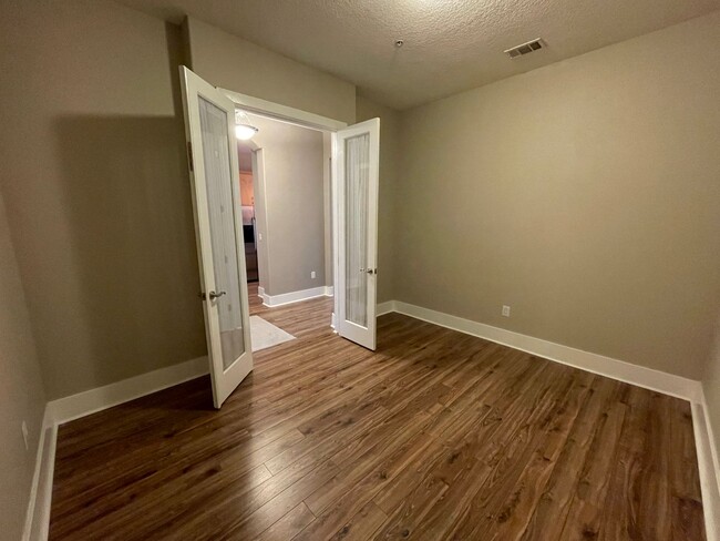 Building Photo - Spectacular 1-Bed/1-Bath w/ Office and STO...