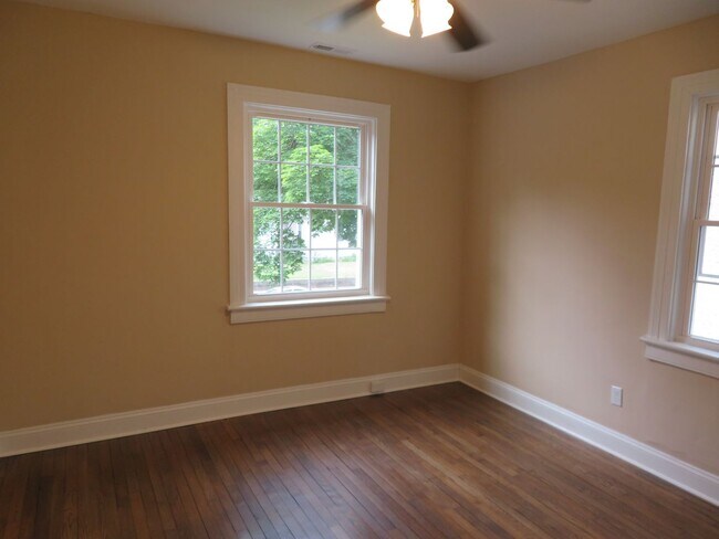 Building Photo - Newly renovated and updated home in Historic Petersburg.