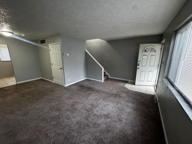 Building Photo - Charming 2-Bedroom Property in Prime Location