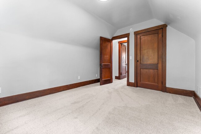 Building Photo - Beautiful 5 Bedroom, 2 Bathroom in Mt.Lebanon- Original Hardwood Floors and Garage